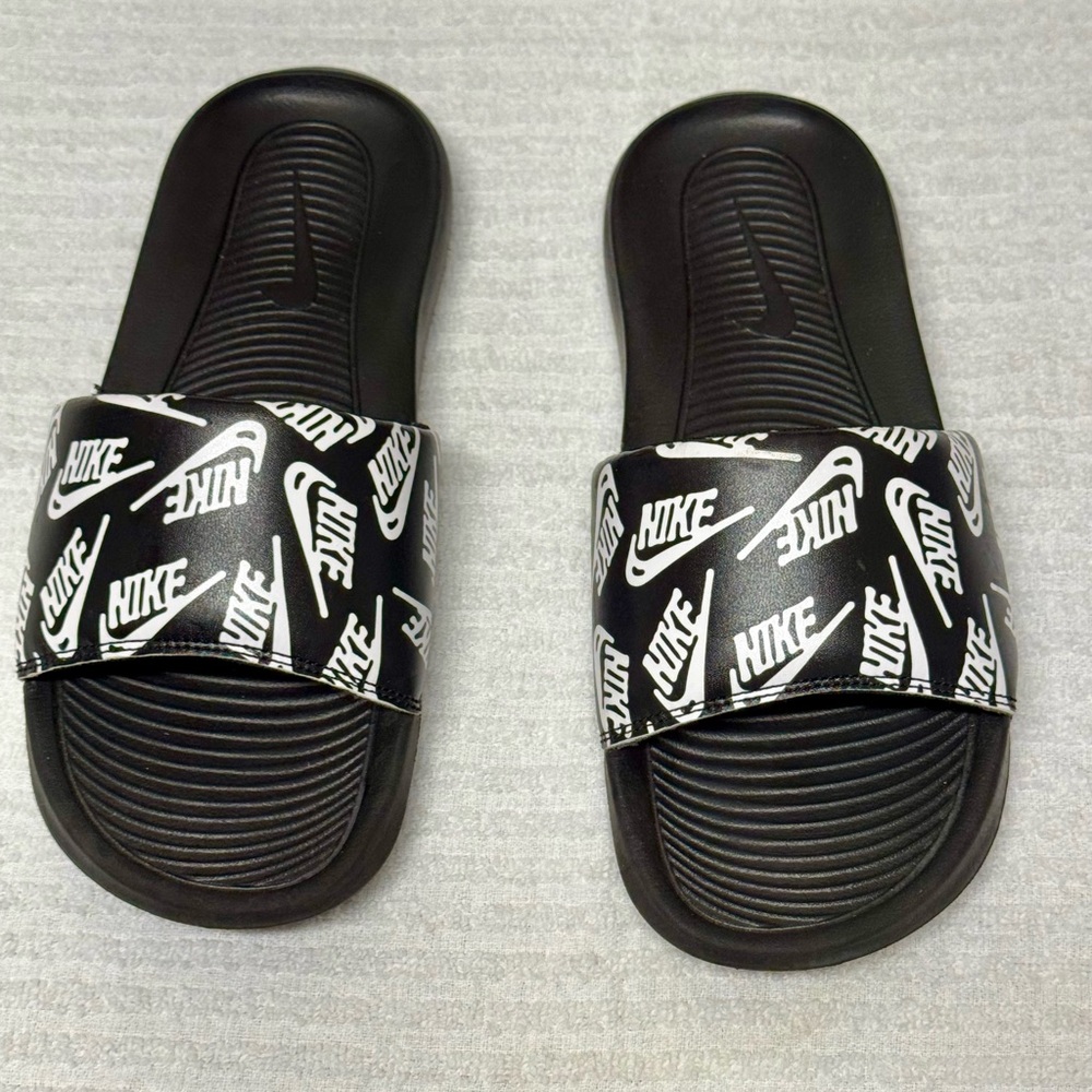 Barely worn, great condition boys Nike black and white slides
